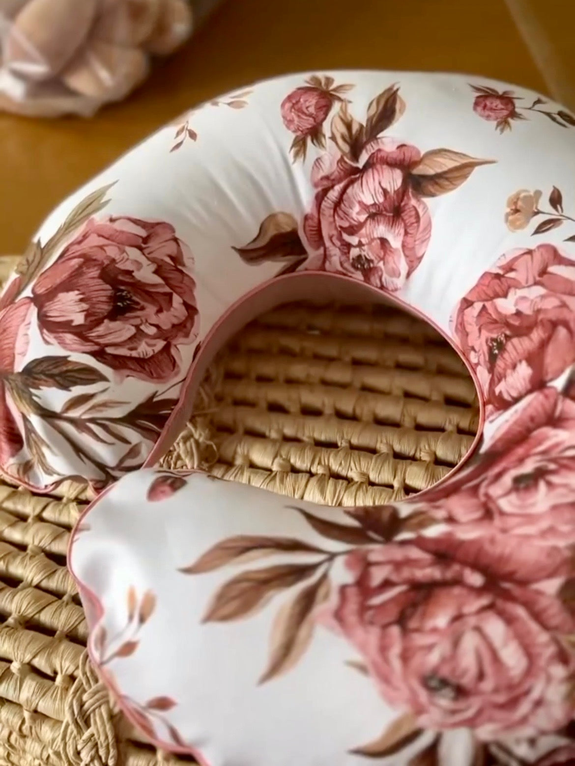 Poduszka rogal do karmienia Vintage Peonies