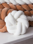 Poduszka knot pillow Aksamit Super Soft śmietankowa biel